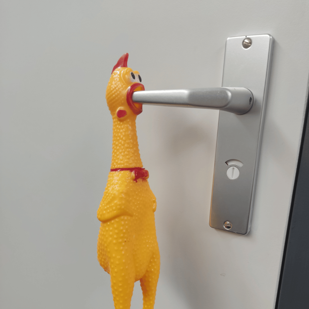 3 toiletten hang er een kip aan en je hebt 2 weken een prive wc sociaalexperiment
